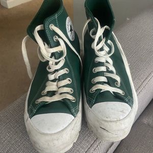 Green platform Converse. Size: Women’s 9.5.